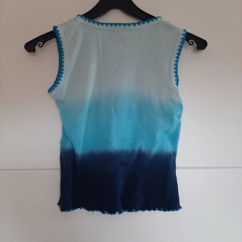 Blaues Top mit Verzierung