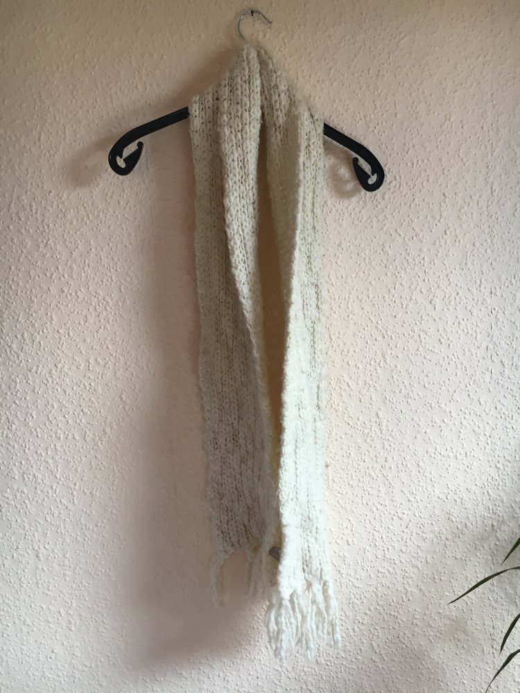 Weißer Strickschal mit silbernen Fäden
