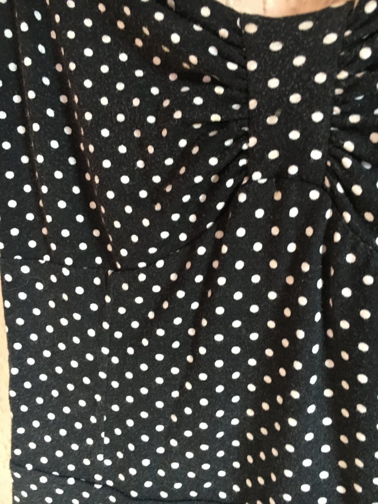 Gepunktetes Kleid