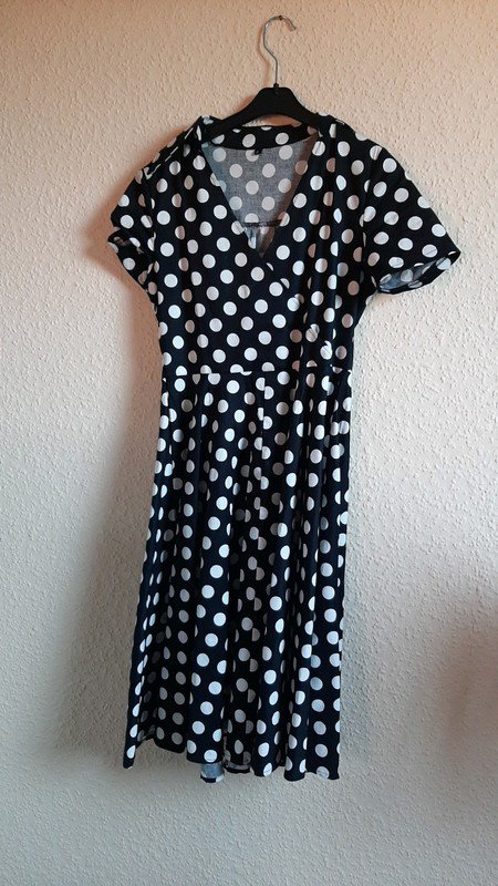 Schwarz/ Weiß gepunktetes Kleid mit Bindegürtel
