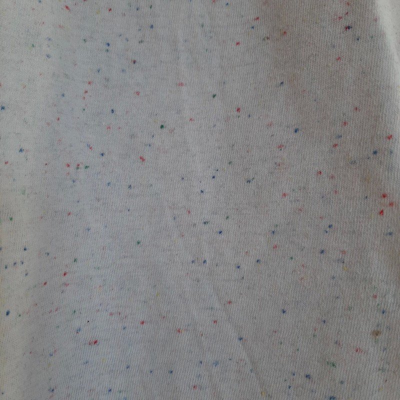 Weißer Pulli mit bunten Akzenten