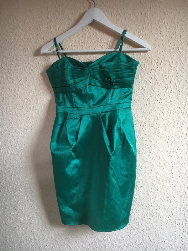 Kurzes grünes Kleid