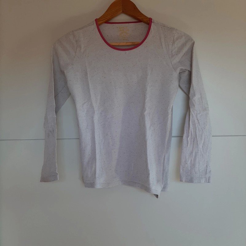 Weißer Pulli mit bunten Akzenten