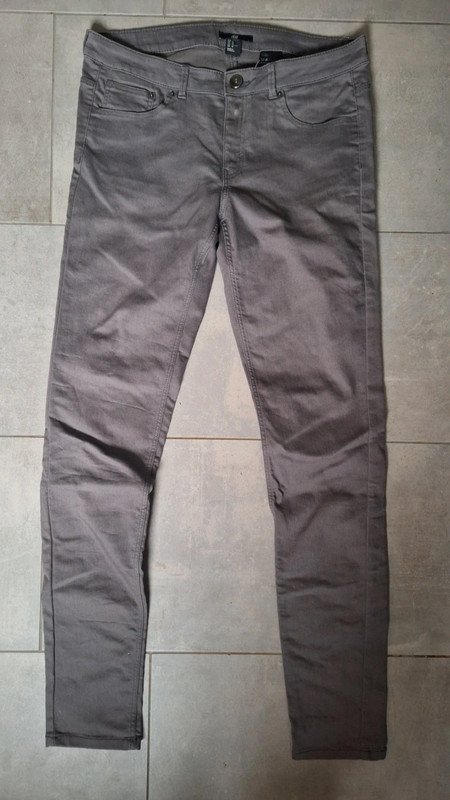 Graue Röhrenhose