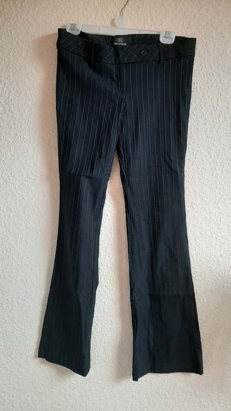 Schwarze Hose mit Nadelstreifen