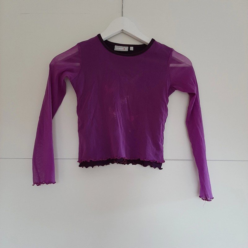 Lila Oberteil mit Schmetterlingsdetail