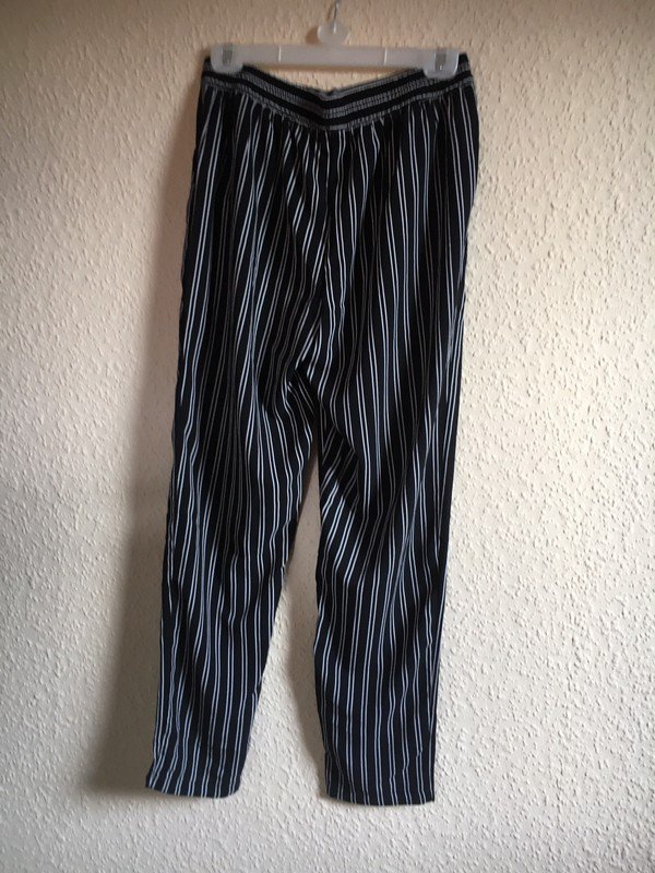 Schicke schwarze Hose mit weißen Streifen