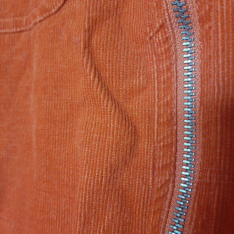 Orangene Kordjacke mit Reißverschluss