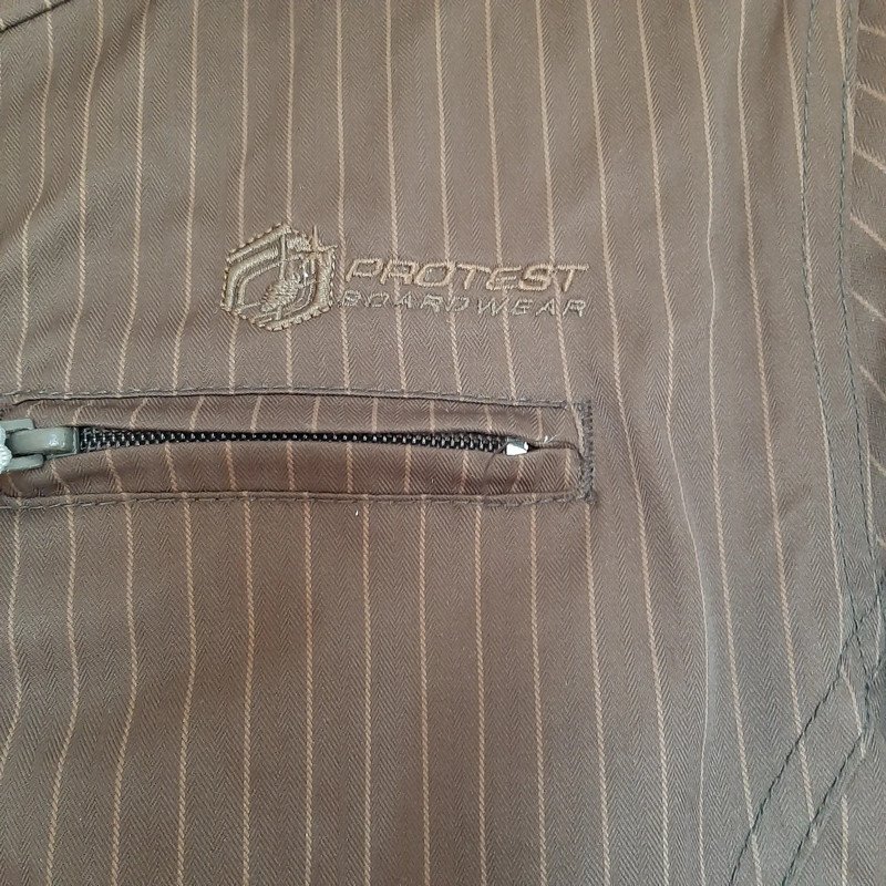 Braune Winterjacke (Protest)