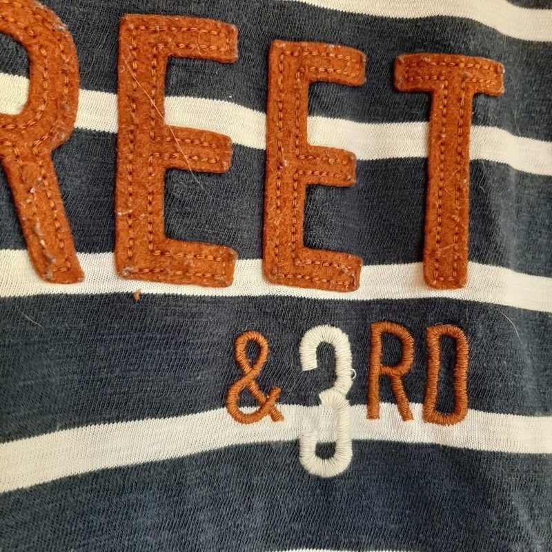 Gestreifter Pulli