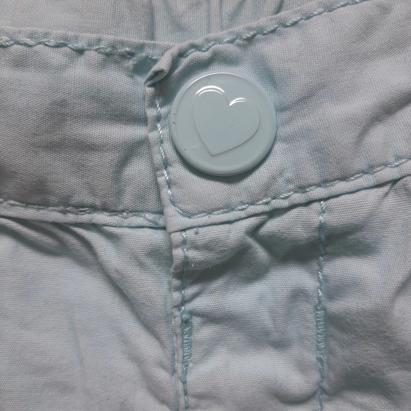 Hellblaue kurze Hose