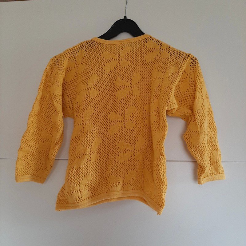 Gelber Grobstrickpullover