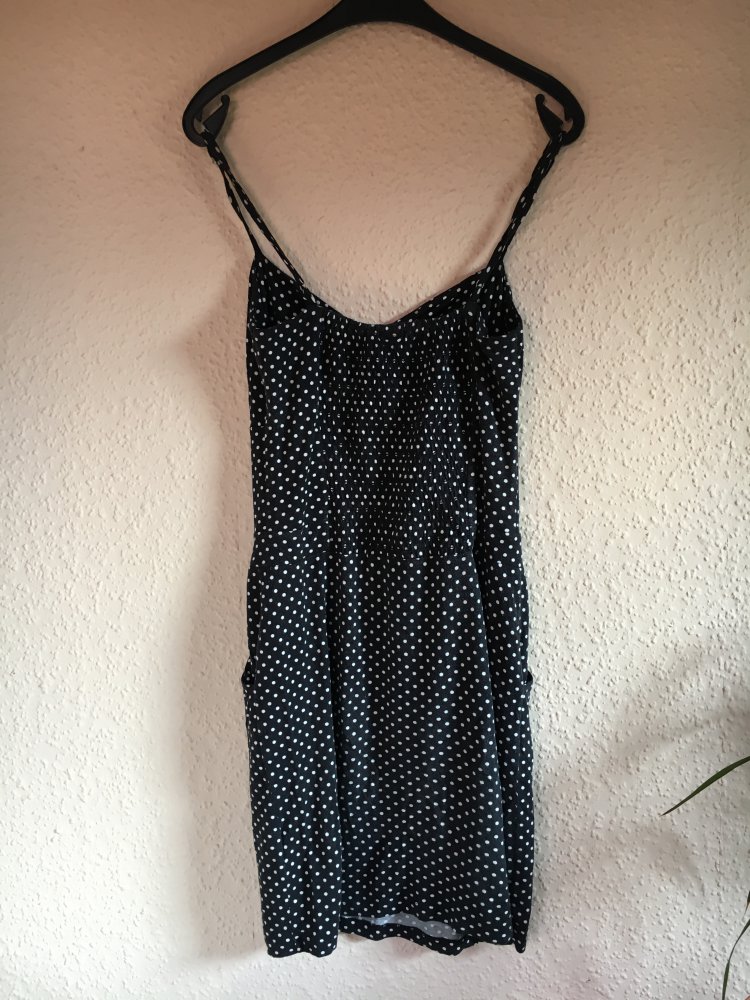 Gepunktetes Kleid