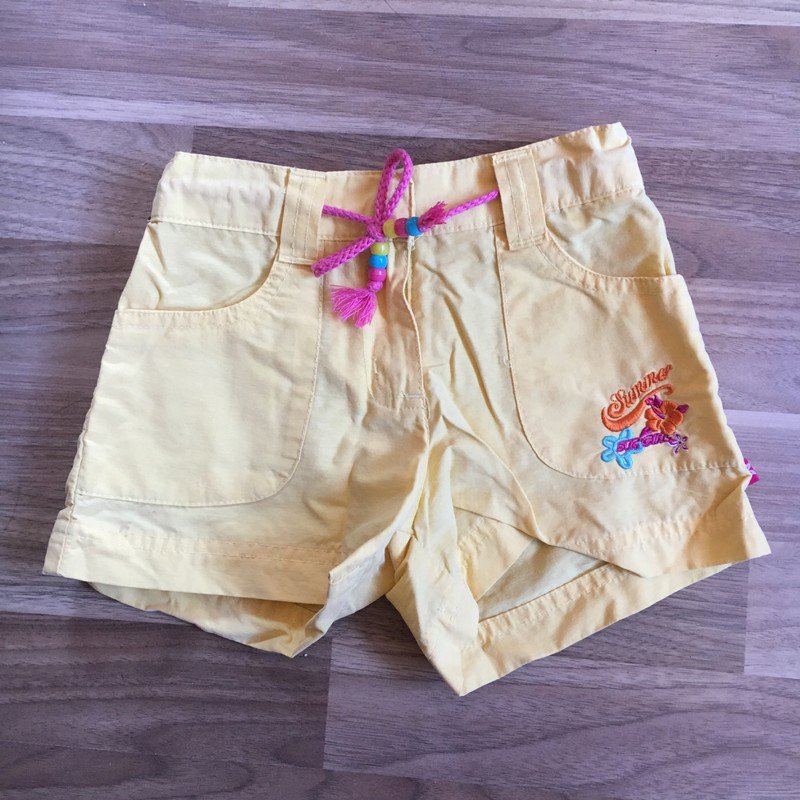 Gelbe Shorts mit pinker Kordel