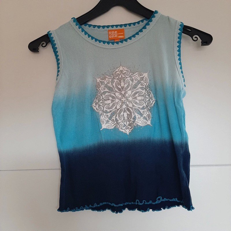 Blaues Top mit Verzierung