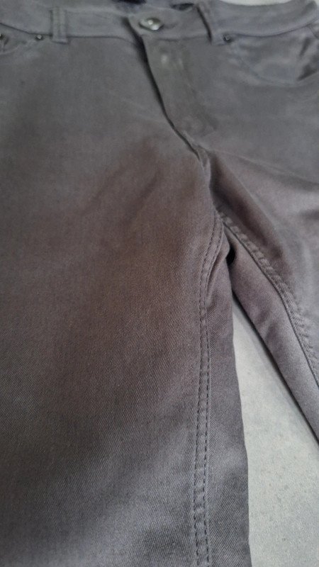 Graue Röhrenhose