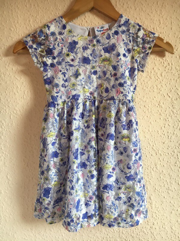 Blaues Kleid mit Blumen