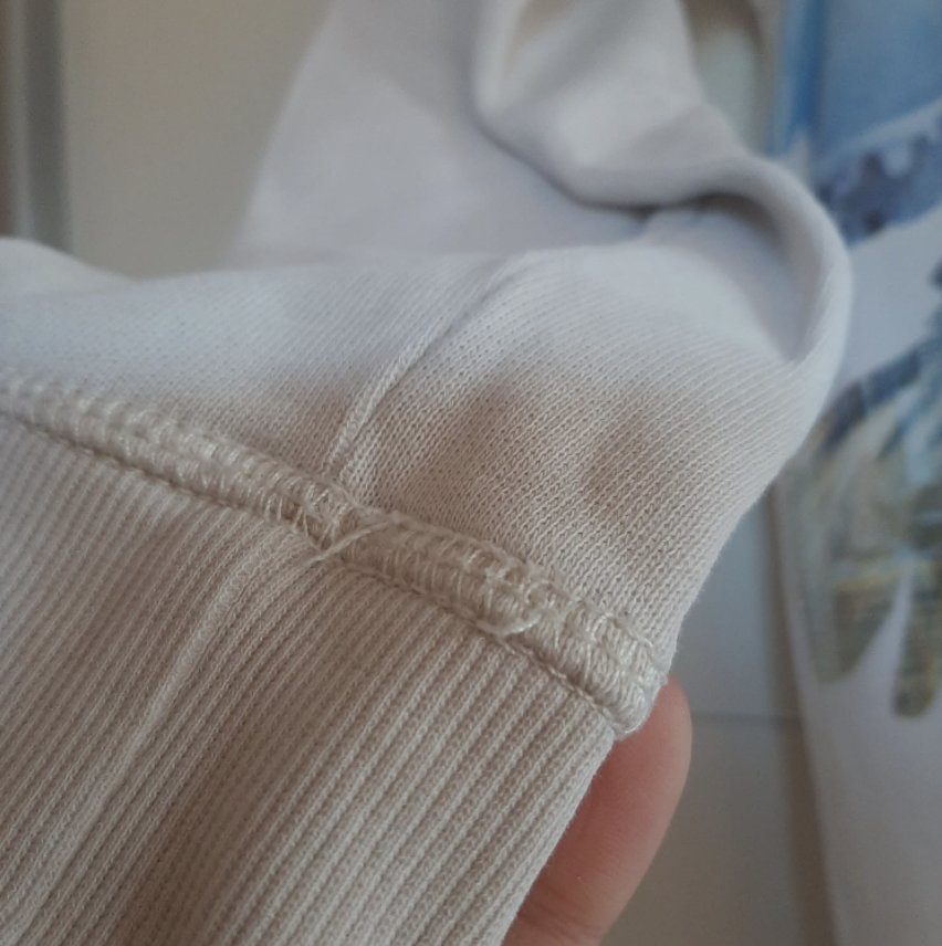 Weißer Pullover (Makel)