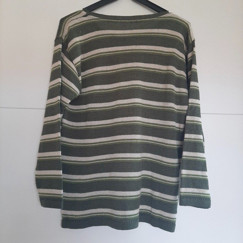 Grün gestreifter Strickpulli