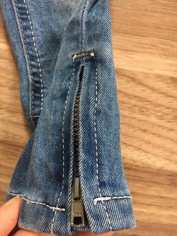 Röhrenjeans mit Reißverschluss an Beinenden