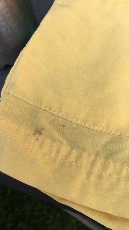 Gelbe Shorts mit pinker Kordel