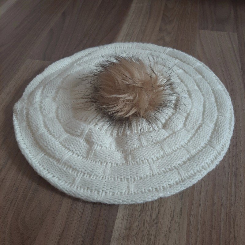 Strickmütze mit Bommel