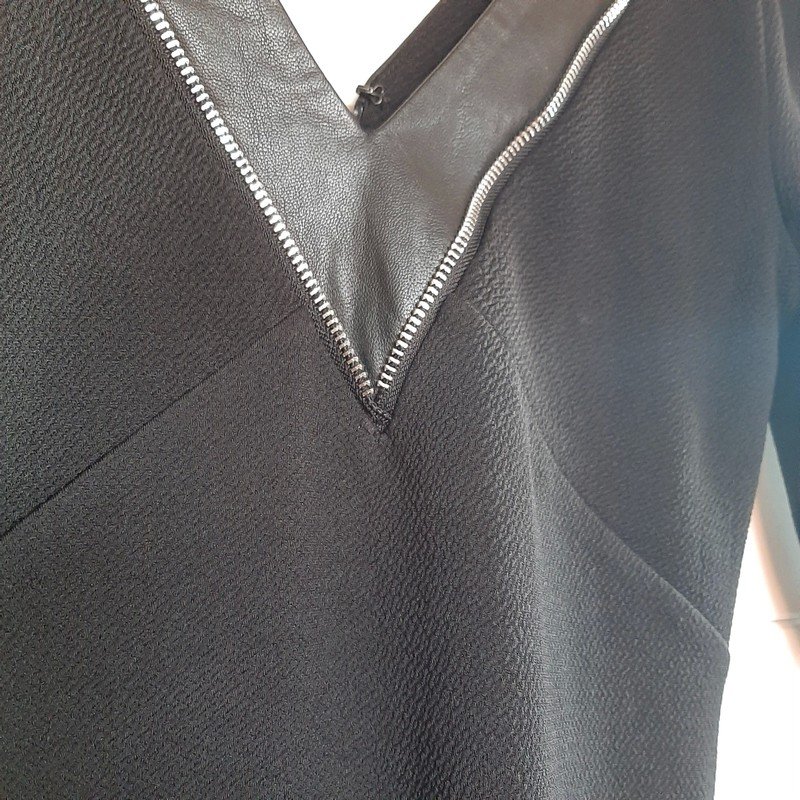 Schwarzes kurzes Kleid