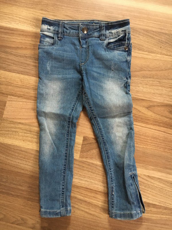 Röhrenjeans mit Reißverschluss an Beinenden