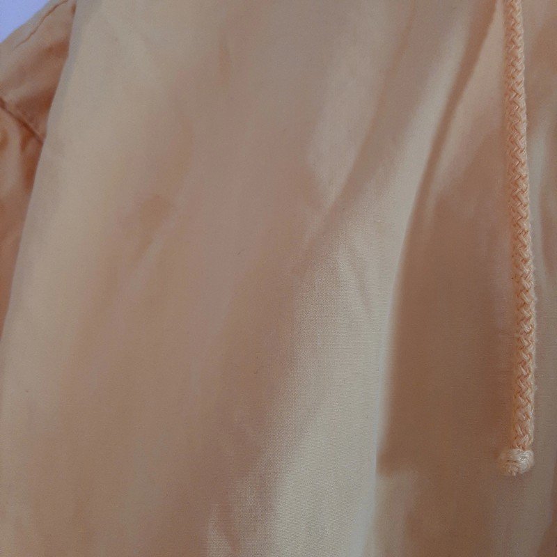 Gelbe Jacke mit Blumendetails