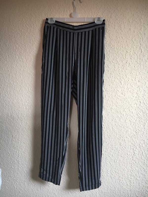 Schicke schwarze Hose mit weißen Streifen