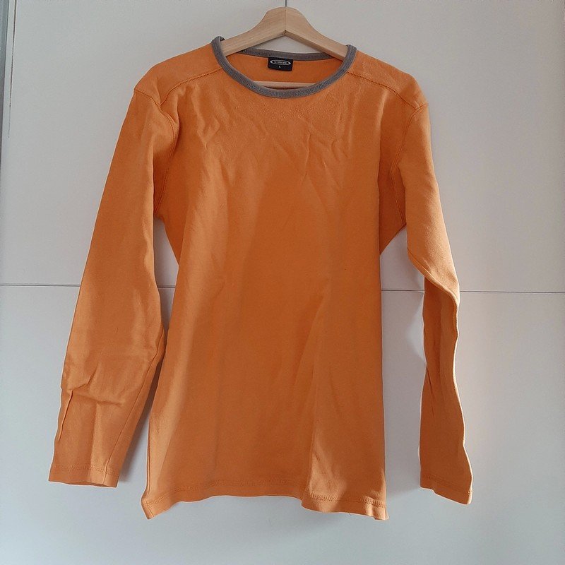Orangener Pullover mit grauem Kragen