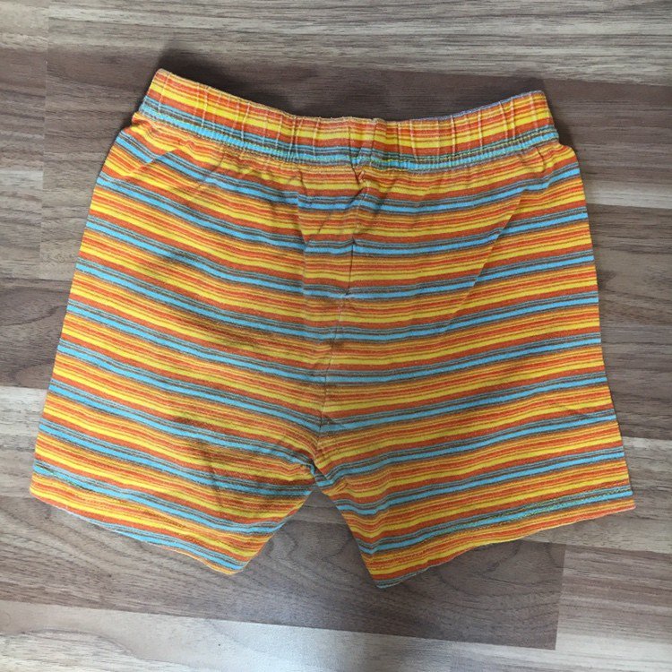 Gelb gestreifte Shorts