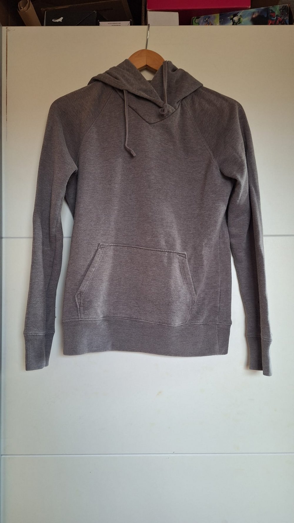 Grauer Kapuzenpullover