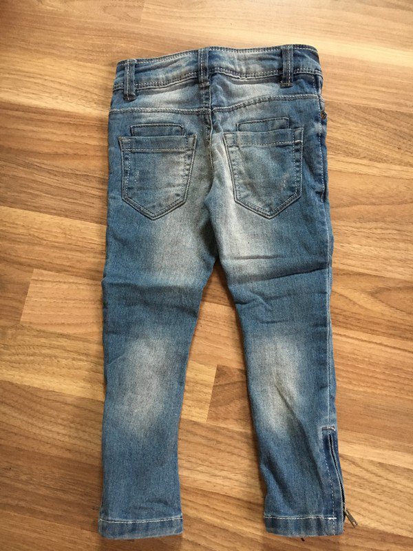 Röhrenjeans mit Reißverschluss an Beinenden