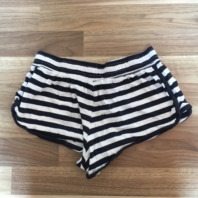 Blau/weiß gestreifte Stoffshorts