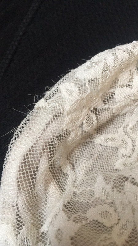 Beiges T-shirt mit Spitze am Rücken