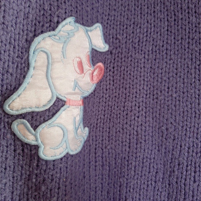Lila Strickpullover (Hundemotiv)