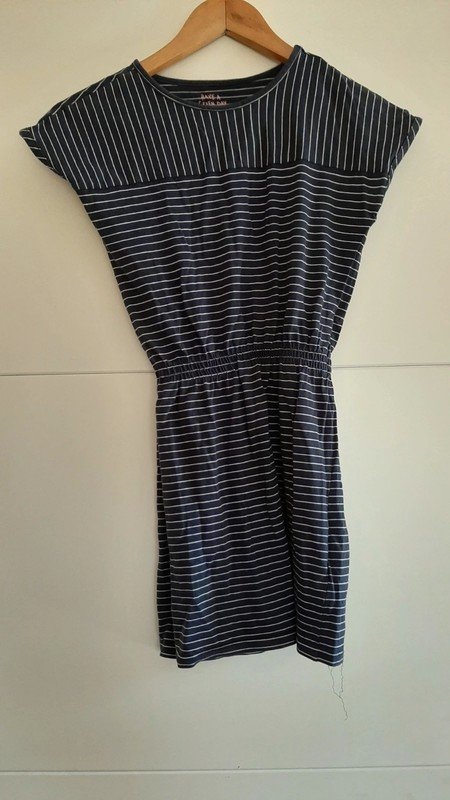 Dunkelblaues Kleid mit Streifen