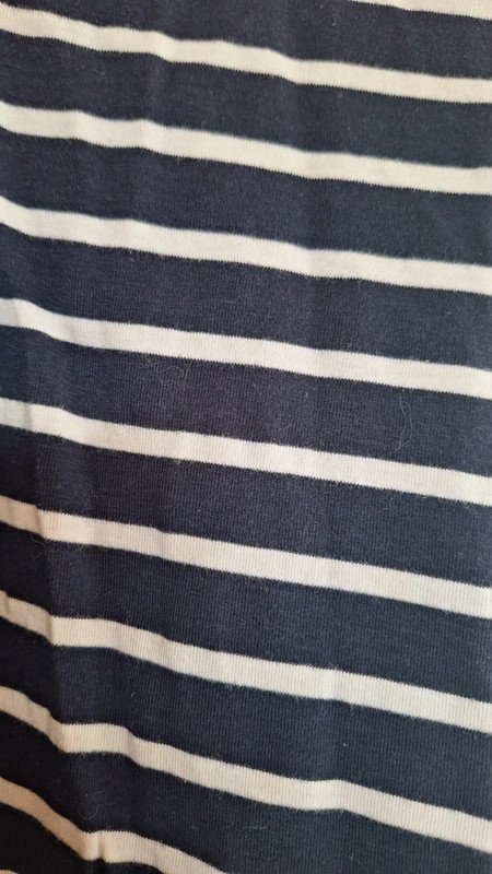 Dunkelblau gestreiftes T-Shirt