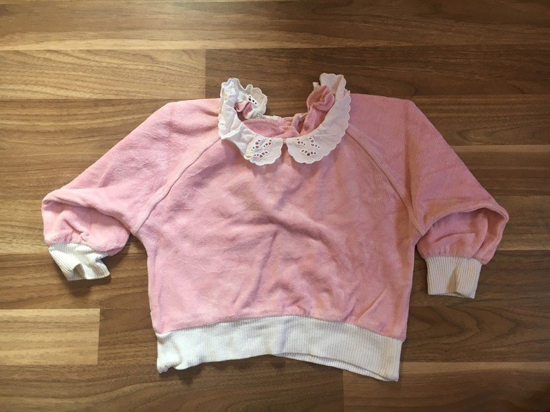 Pinker Pullover mit weißer Spitze