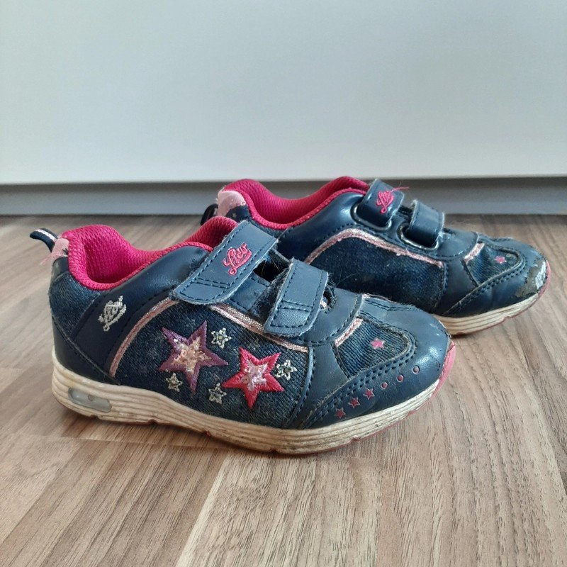 Schuhe mit Klettverschluss