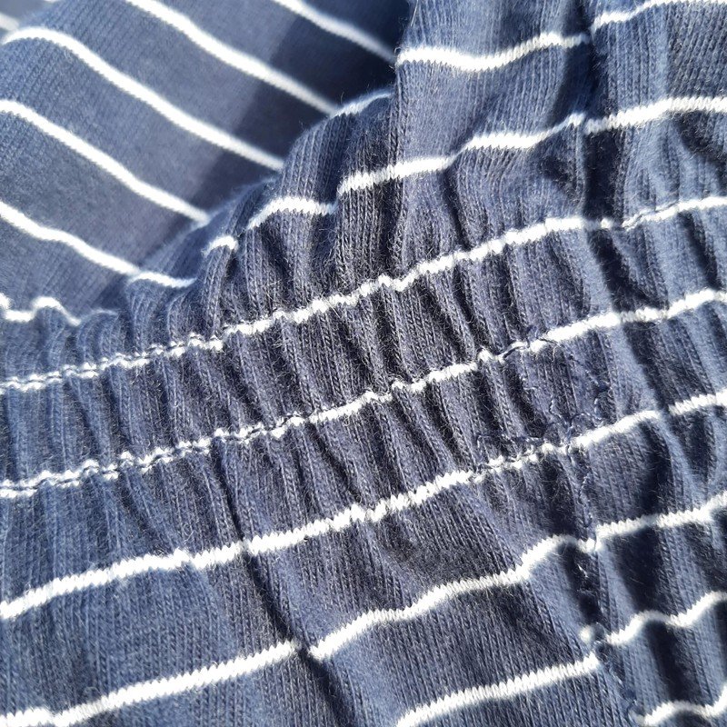 Dunkelblaues Kleid mit Streifen