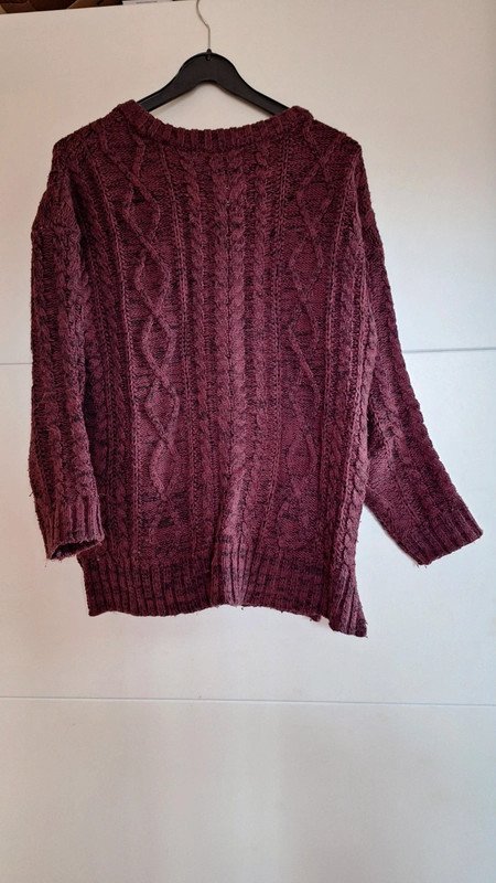 Dunkelroter Strickpullover