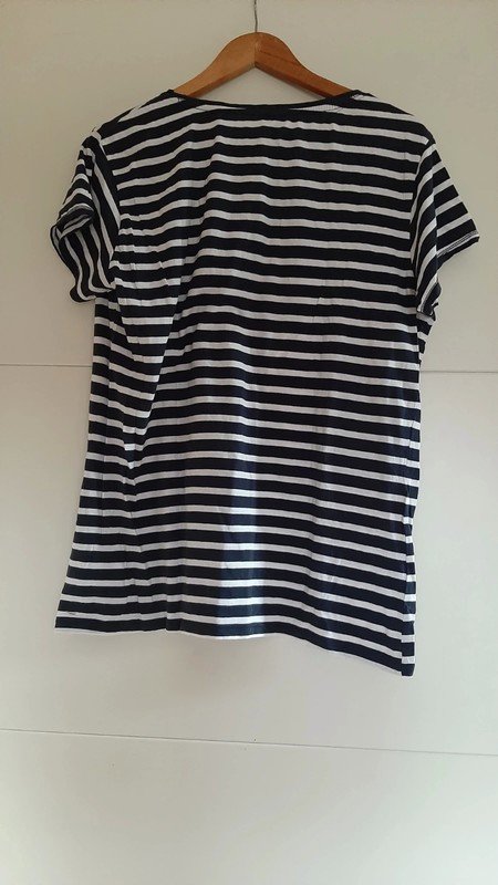 Dunkelblau/ weiß gestreiftes T-Shirt