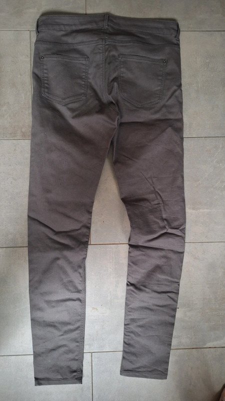 Graue Röhrenhose
