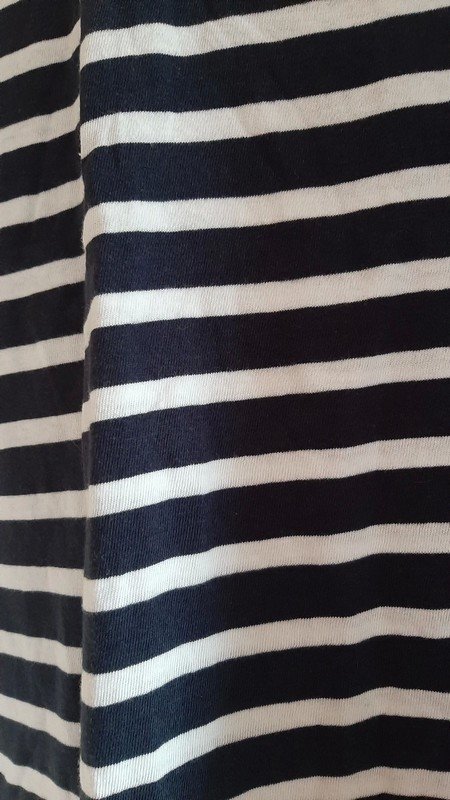 Dunkelblau/ weiß gestreiftes T-Shirt