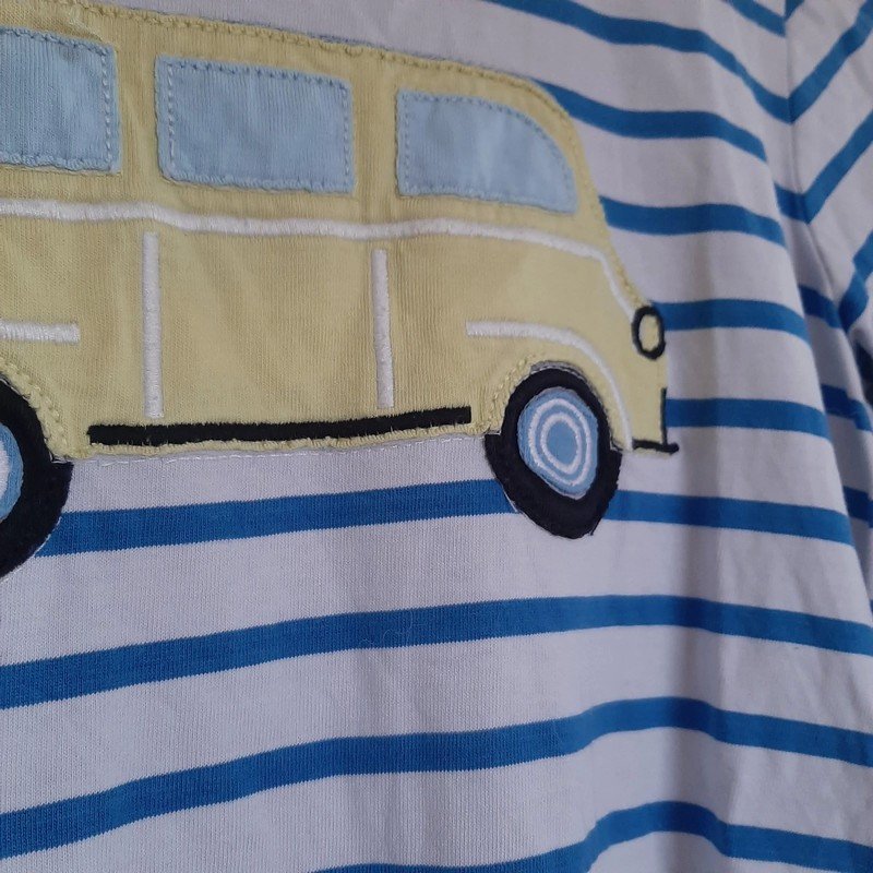 Gestreifter Pulli (blau/ weiß)