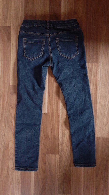 Blaue Röhrenjeans