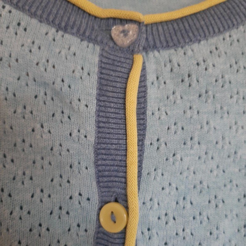 Blaue Strickjacke