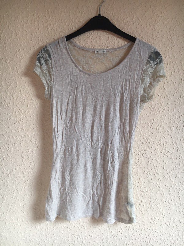 Beiges T-shirt mit Spitze am Rücken